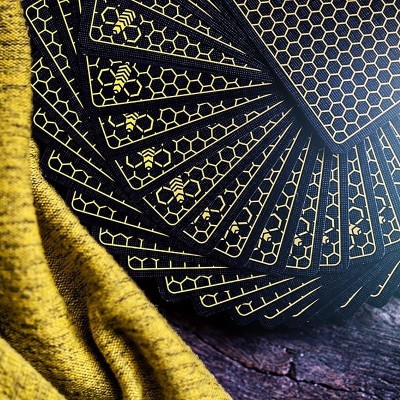 Killer Bees Reloads jugando a las cartas